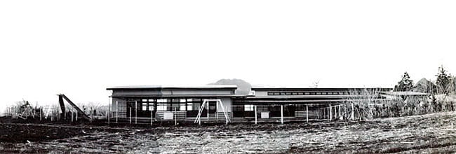 1963年開園時の園舎。桑畑の中に建つ。保育室3室、遊戯室、職員室。