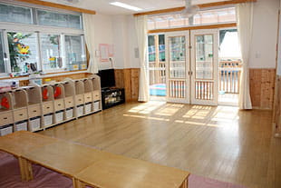明るい保育室でのんびり過ごす(0、1歳)