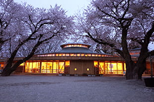 夕景。木架構を通した暖かな光に包まれる園舎